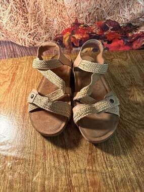 Taos Footwear Women's Trulie Cantaloup Sandal 10